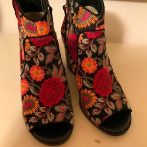 CROWN VINTAGE EMBROIDERED PEEP TOE BOOTIES  SZ 8